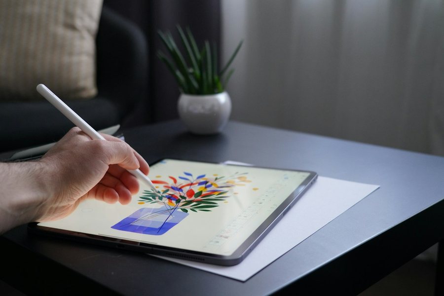 タブレットに花のイラストを描く手元